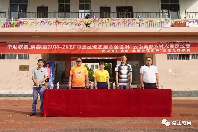 郑伊健与妻子街头漫步，低调生活显甜蜜